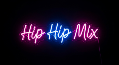 중앙에 위치한 네온 싸인이 눈에 띈다