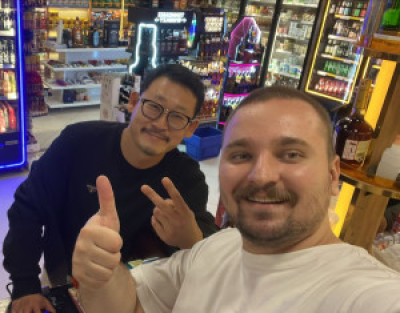 몰디브 해변에서 맥주 마시는모습