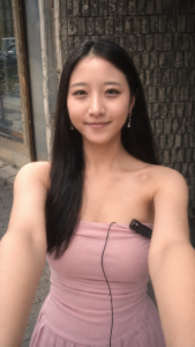 20대 여성이 두팔을 살짝 뻗어 유지