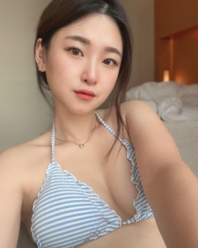 20대 여성이 셀카를 찍으면서 살짝