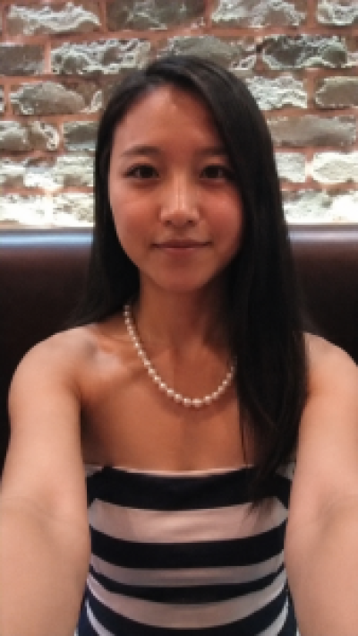 20대 여성이 양팔을 살짝 뻗어서 가