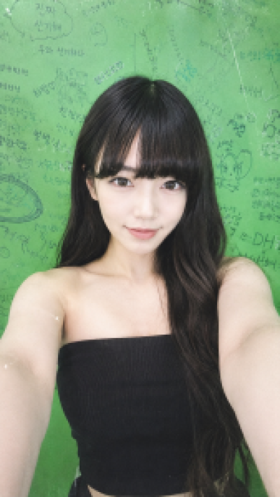 20대 여성이 양팔을 뻗어서 유지한